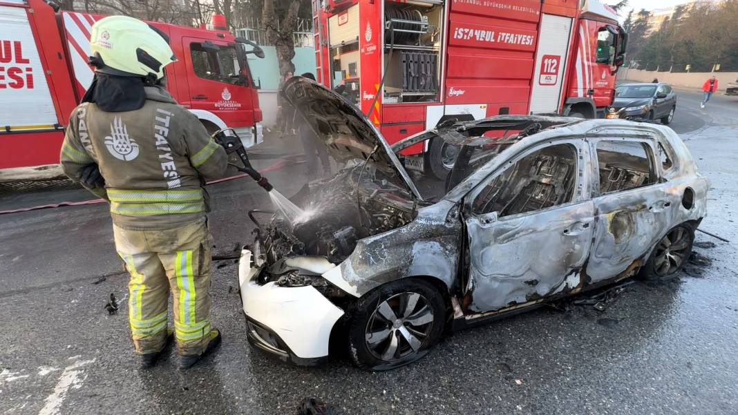 Alev topuna dönen araç, 7 araca çarptı 4